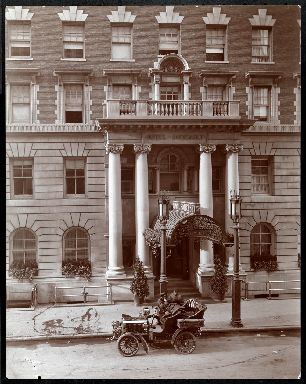The Hotel Somerset, 150 West 47th Street, New York, 1904 (hopeagelatiiniprintti) tekijältä Byron Company