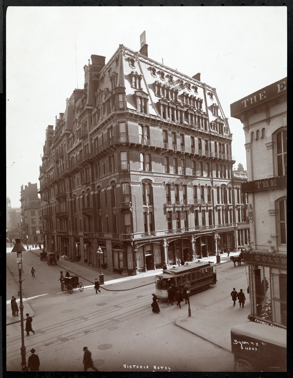 Hotel Victoria, Broadwayn ja 27th Streetin kaakkoiskulma, New York, 1900 tai 1901 (hopeagelatiiniprintti) tekijältä Byron Company
