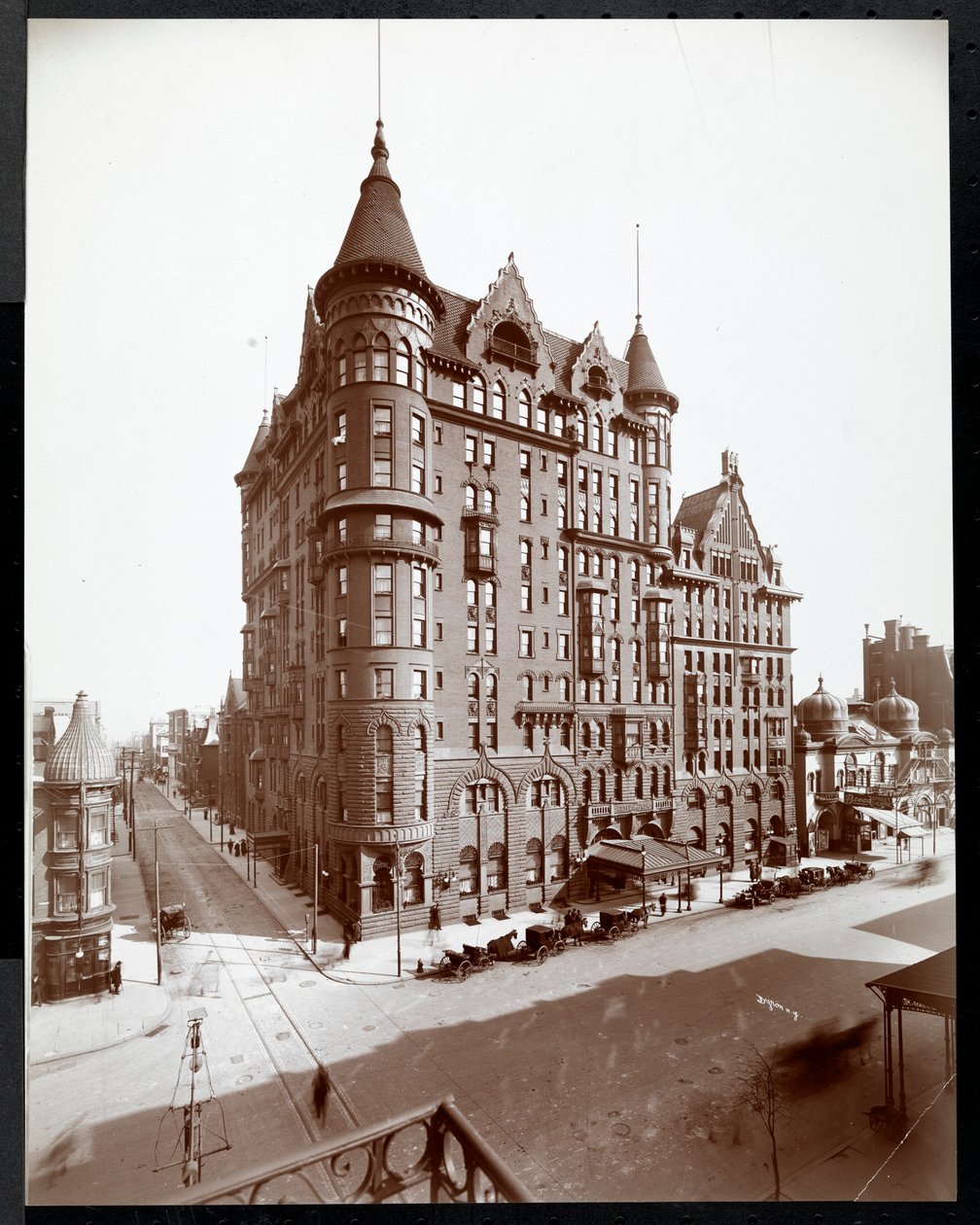 The Hotel Walton, Philadelphia, n. 1905 (hopeagelatiiniprintti) tekijältä Byron Company