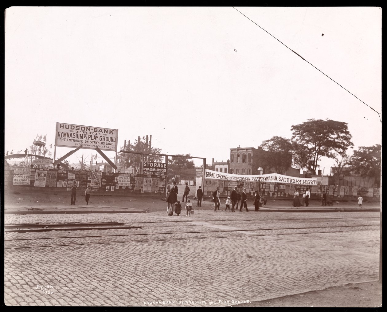 The Hudson Bank Playground and Gymnasium, 53rd Street ja 11th Avenue, New York, 1898 (hopeagelatiiniprintti) tekijältä Byron Company