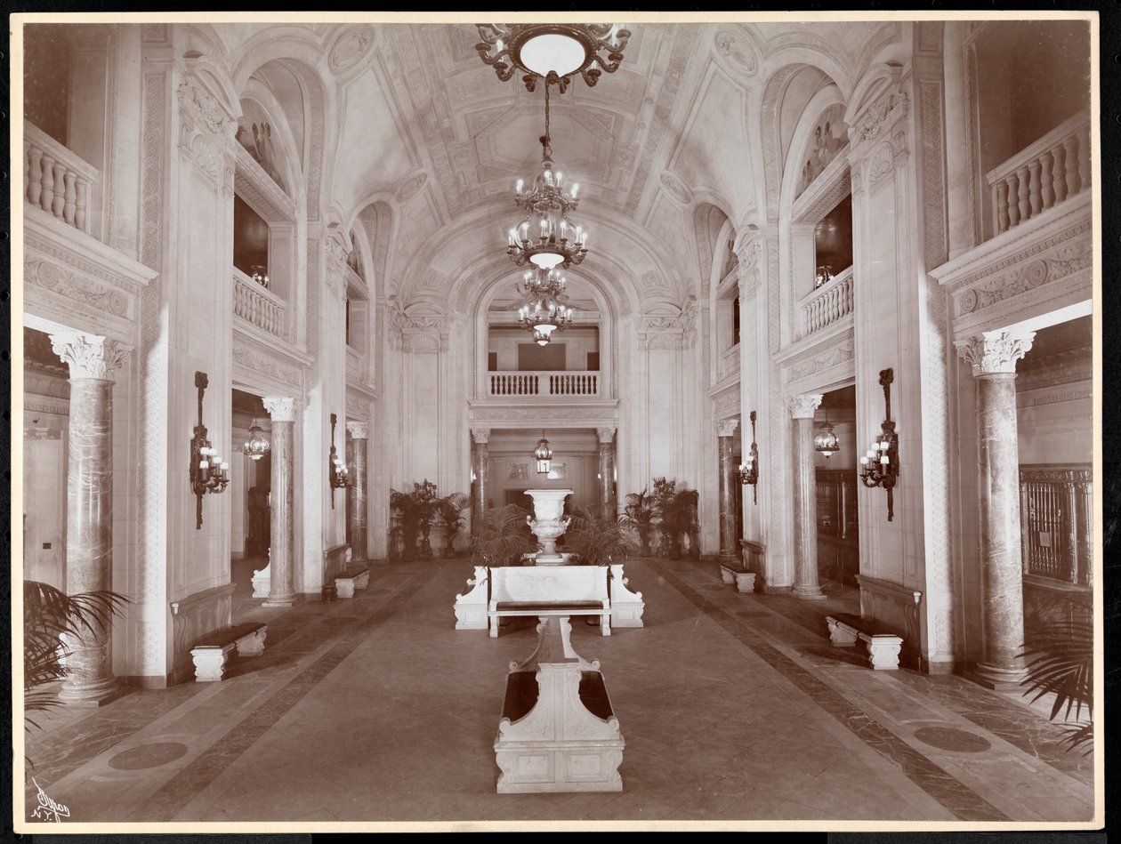 McAlpin-hotellin aula, 1913 (hopeagelatiiniprintti) tekijältä Byron Company