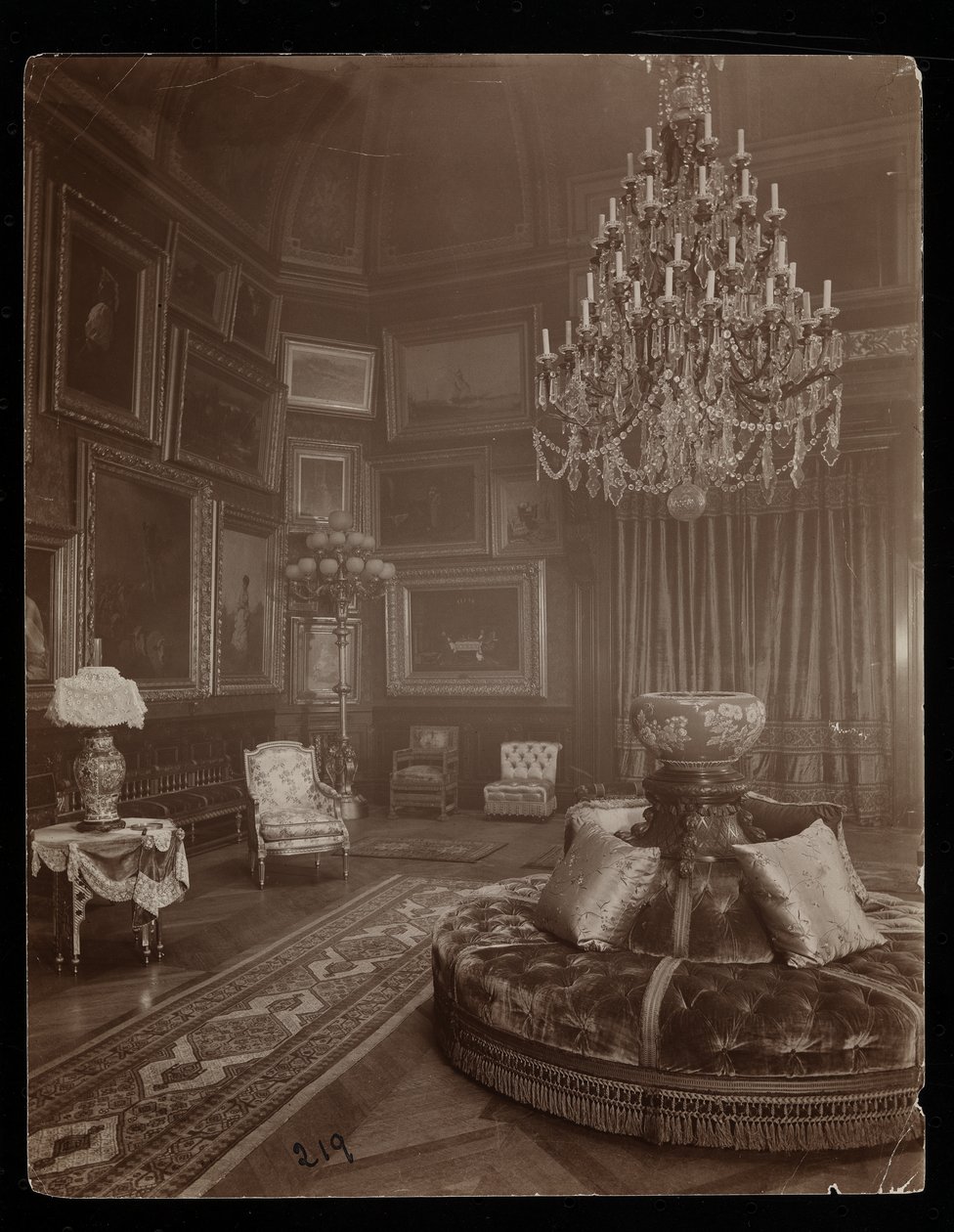 Rouva William Astorin asunto, 5th Avenue ja 34th Street, New York, 1894 (hopeagelatiinipaino). tekijältä Byron Company