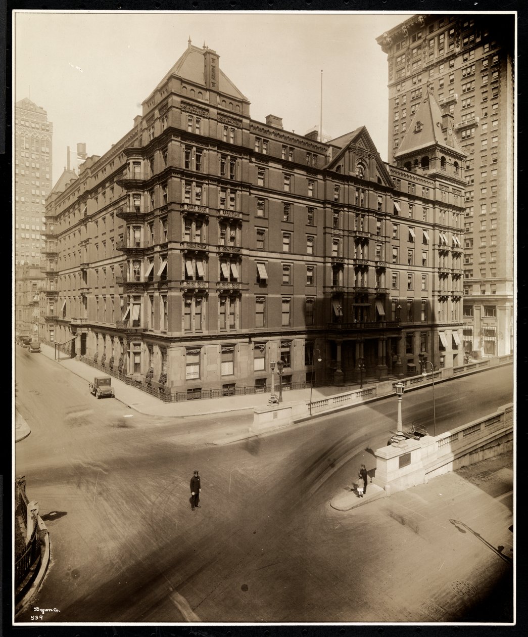 Murray Hill Hotel, Park Avenue ja 40th Street, New York, 1919 (hopeagelatiiniprintti) tekijältä Byron Company