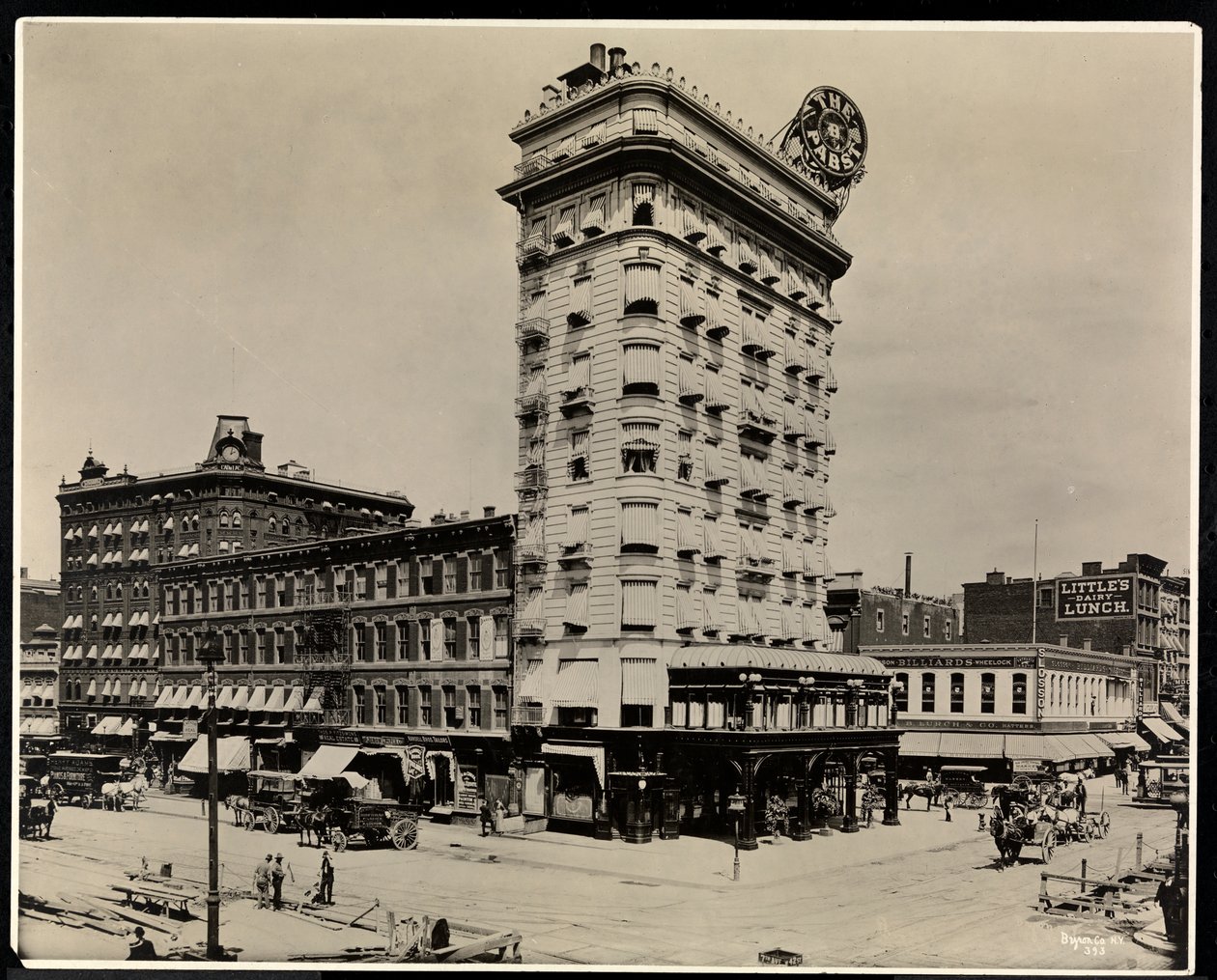 The Pabst Hotel, 42nd Street, Broadway ja 7th Avenue, New York, 1919 (hopeagelatiiniprintti) tekijältä Byron Company