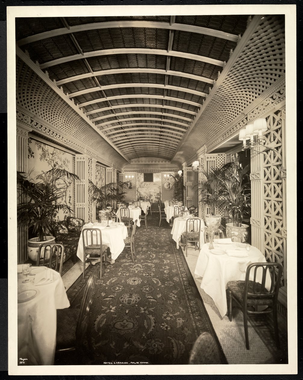 The Palm Room -ravintola Hotel Lorrainessa, 1923 (hopeagelatiiniprintti) tekijältä Byron Company
