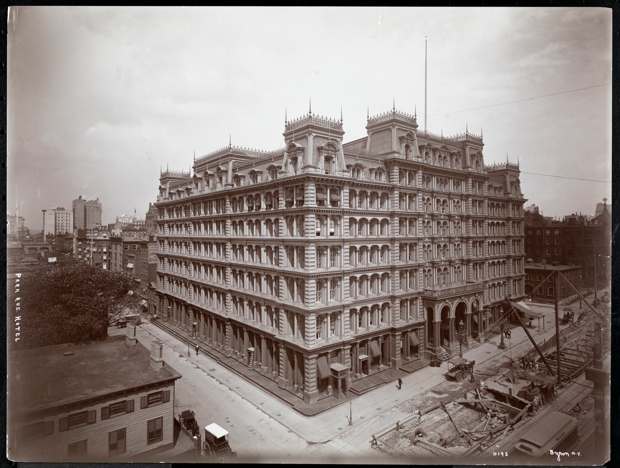 Park Avenue Hotel, 32nd-33rd Street, New York, 1901 tai 1902 (hopeagelatiiniprintti) tekijältä Byron Company