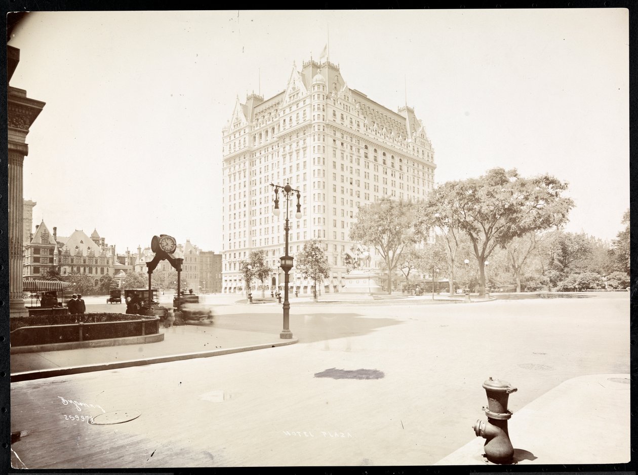 Plaza Hotel, 5th Avenue ja 59th Street, New York, 1907 (hopeagelatiiniprintti) tekijältä Byron Company