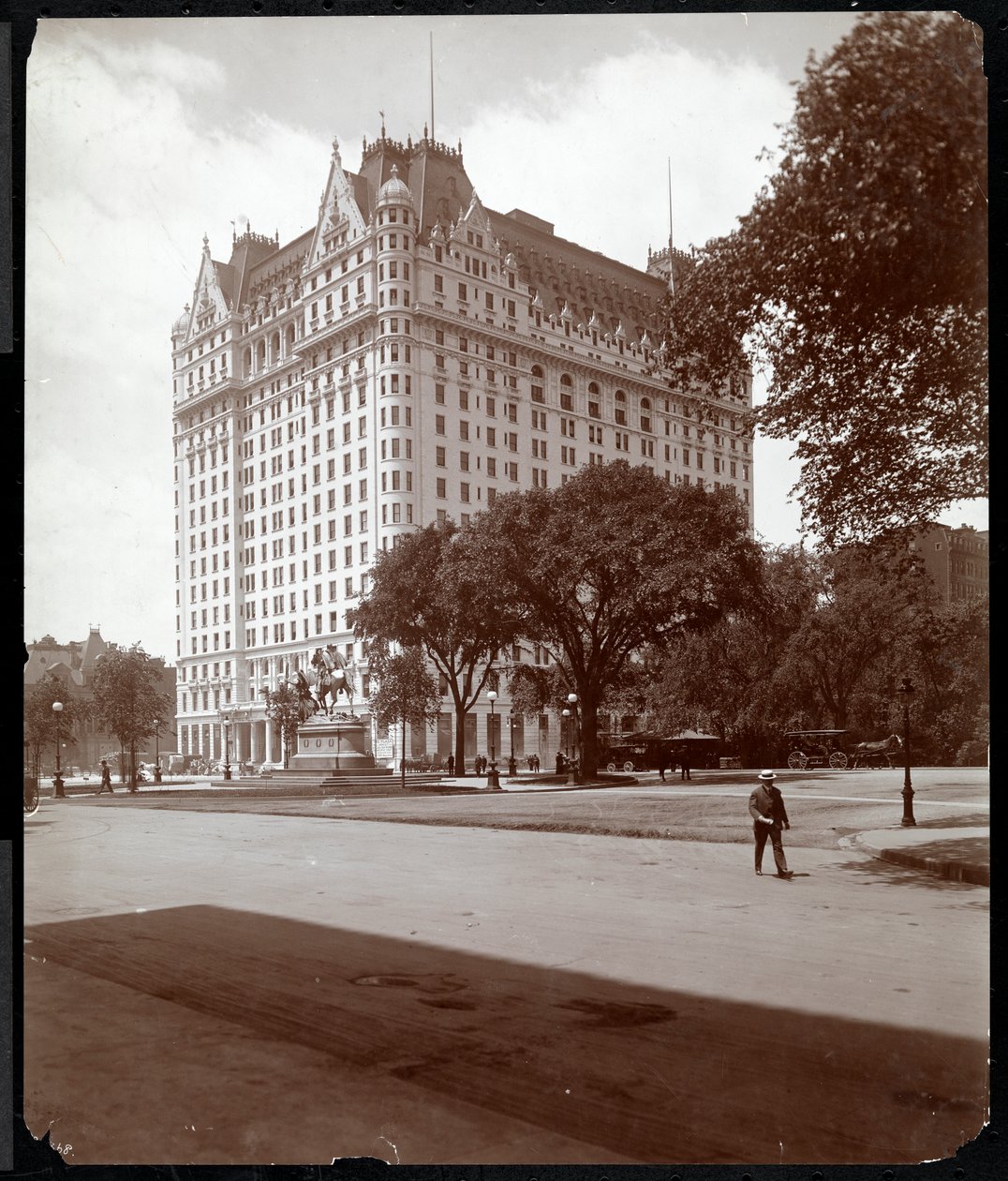 Plaza Hotel, 5th Avenue ja 59th Street, New York, 1907 (hopeagelatiiniprintti) tekijältä Byron Company