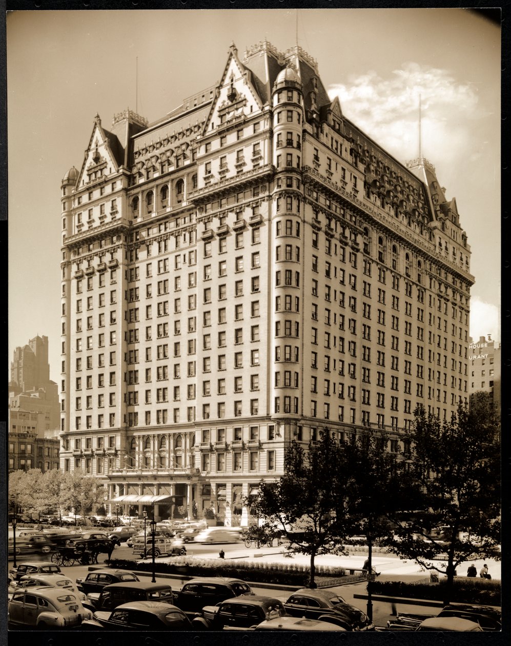Plaza Hotel, 5th Avenue ja 59th Street, New York, n. 1937 (hopeagelatiiniprintti) tekijältä Byron Company