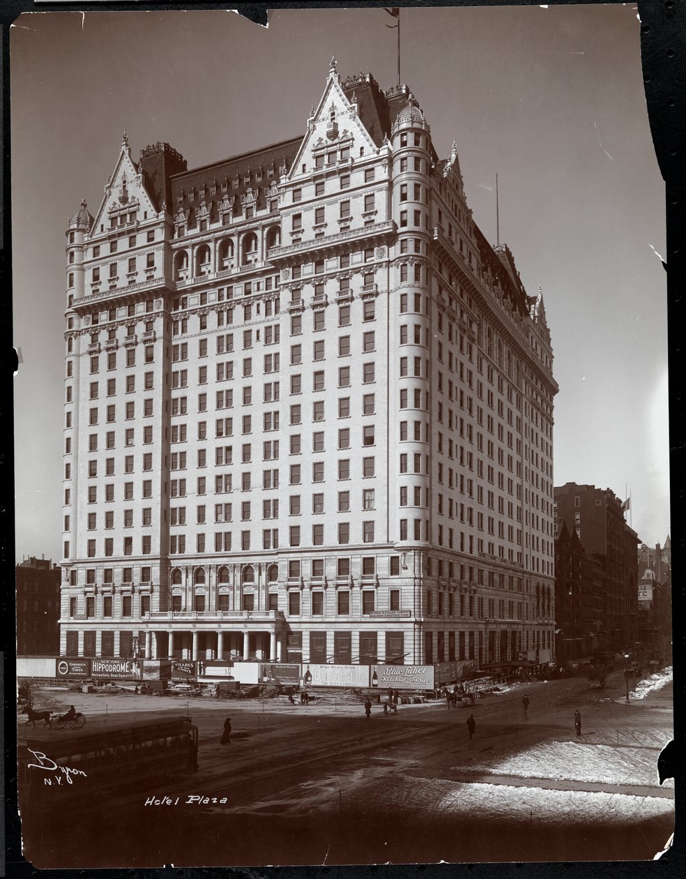 Plaza-hotelli rakenteilla, 5th Avenue ja 59th Street, New York, noin 1907 (hopeagelatiinipaino). tekijältä Byron Company