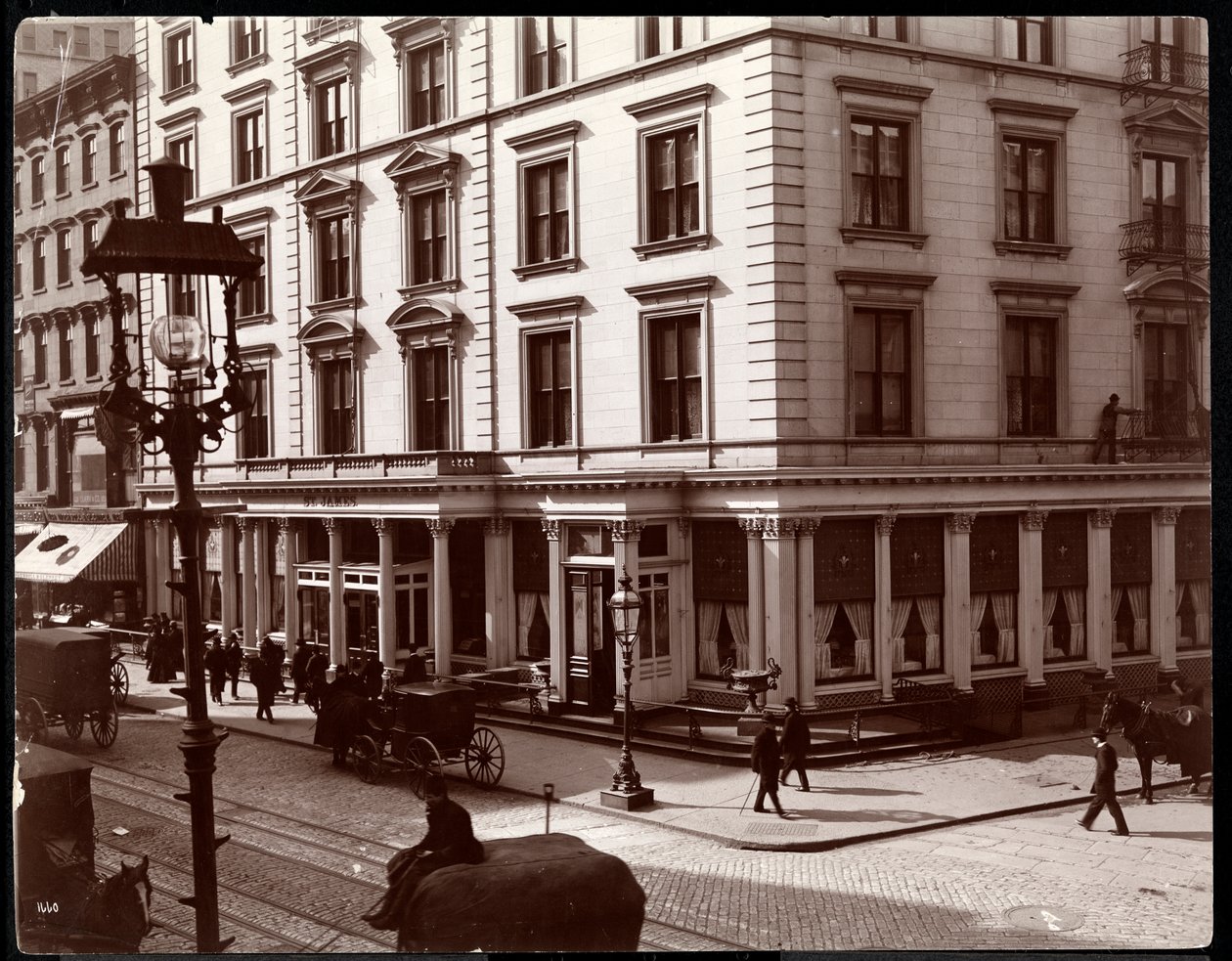 St. James Hotel, Broadwayn ja 26th tai 27th Streetin koilliskulmassa New Yorkissa, 1896 (hopeagelatiiniprintti) tekijältä Byron Company