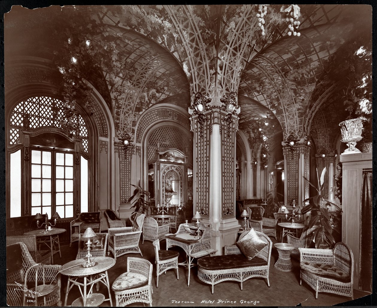 Teehuone Hotel Prince Georgessa, 1907 (hopeagelatiiniprintti) tekijältä Byron Company