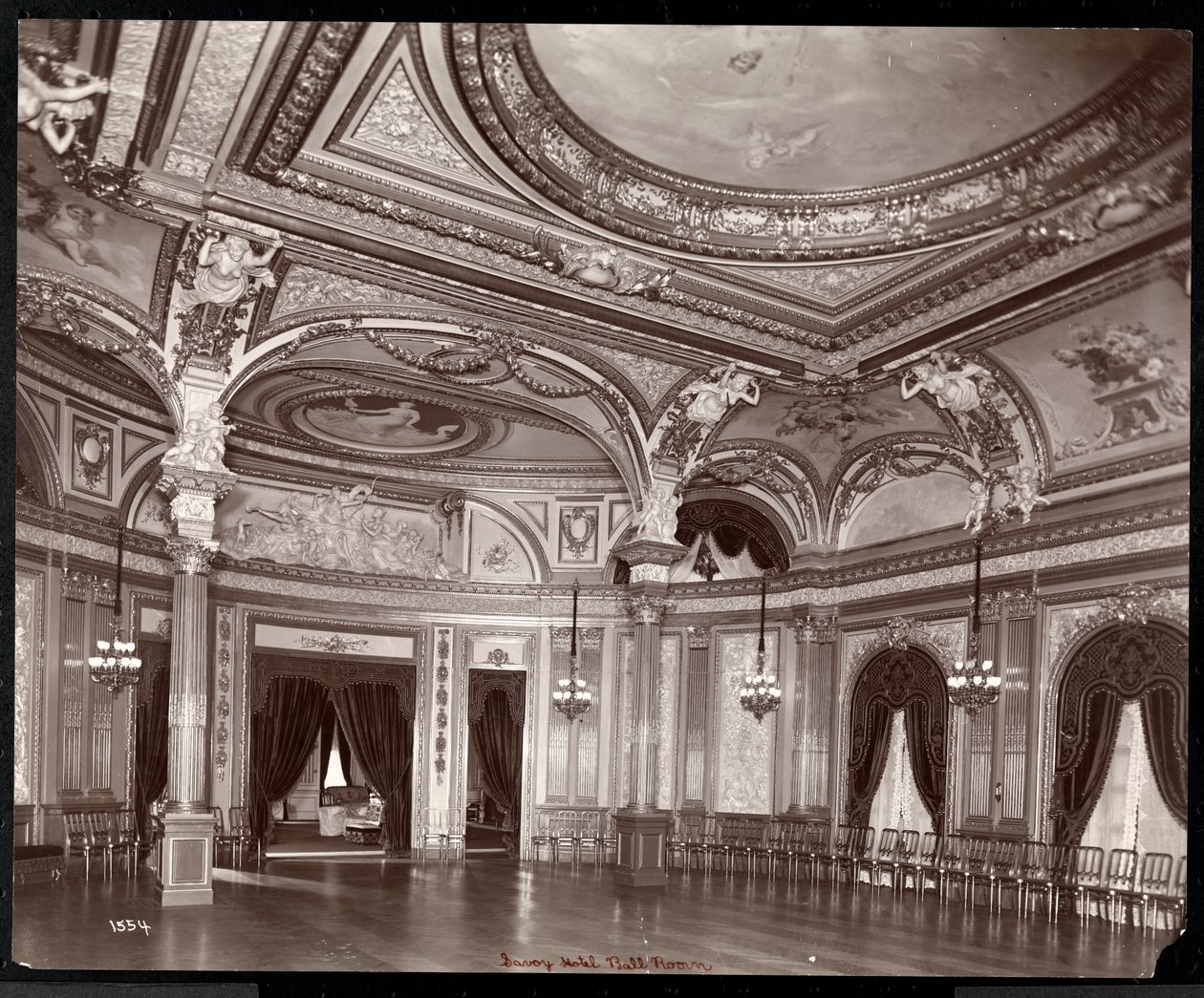 Hotel Savoyn juhlasali, noin 1895-96 (hopeagelatiinipaino). tekijältä Byron Company