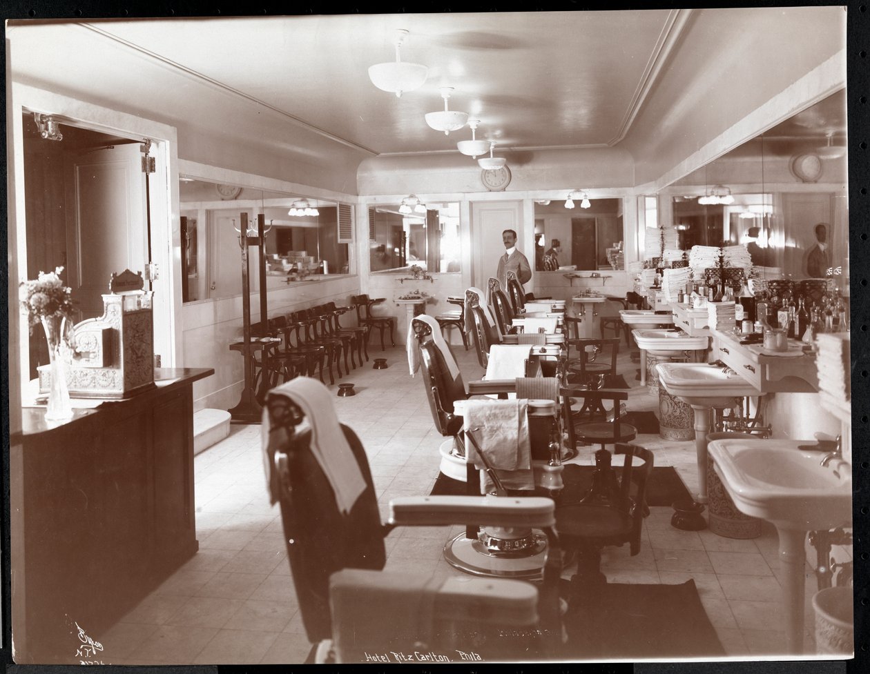 Philadelphia Ritz-Carlton -hotellin parturi-kampaamo, 1913 (hopeagelatiinipaino). tekijältä Byron Company
