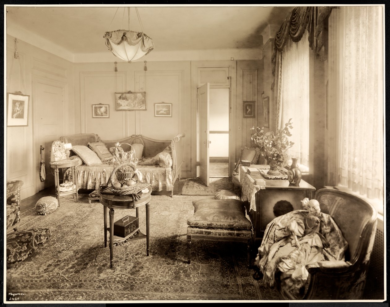 Sviitin 1047 salonki Hotel Majesticissa, 1925 (hopeagelatiiniprintti) tekijältä Byron Company