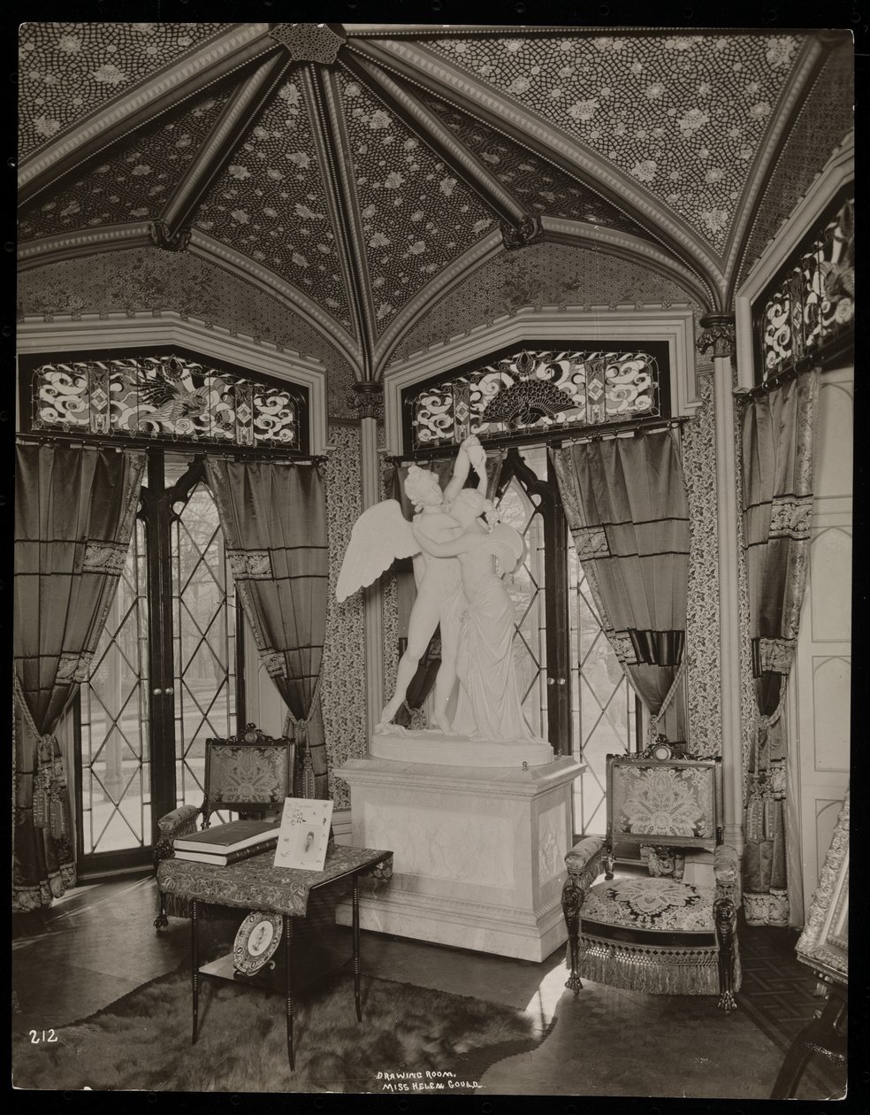 Helen Gouldin kartanon salonki (myöhäinen Jay Gouldin asuinpaikka) Tarrytownissa, New Yorkissa, 1893-94 (hopeagelatiiniprintti) tekijältä Byron Company