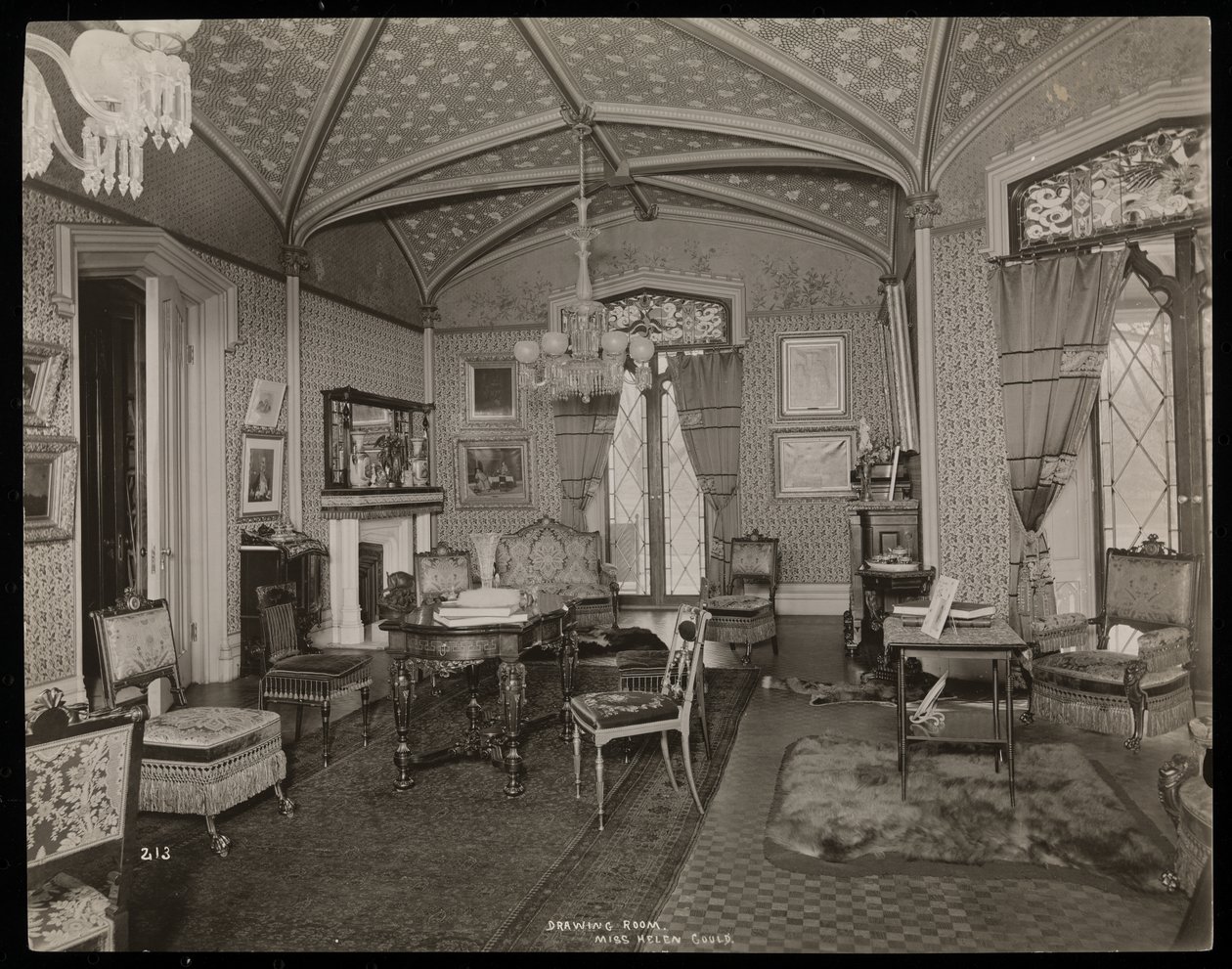 Helen Gouldin kartanon (myöh. Jay Gouldin asunto) salonki Tarrytownissa, New Yorkissa, 1893-94 (hopeagelatiinivedos). tekijältä Byron Company