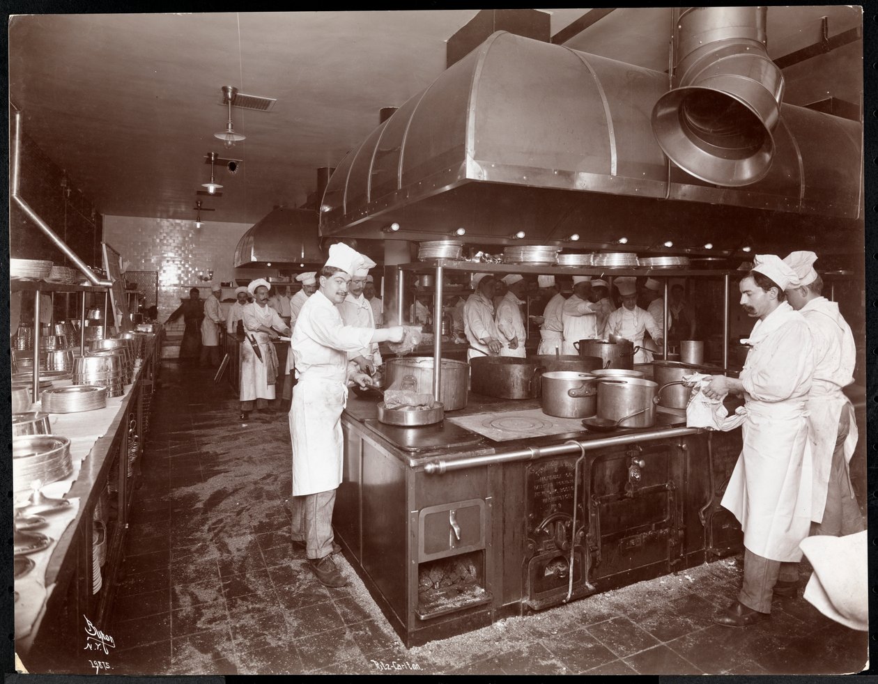 Ritz-Carlton-hotellin keittiö, n. 1910-1911 (hopeagelatiiniprintti) tekijältä Byron Company