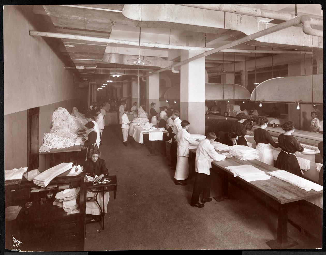 Hotelli McAlpinin pesutupa, 1913 (hopeagelatiiniprintti) tekijältä Byron Company