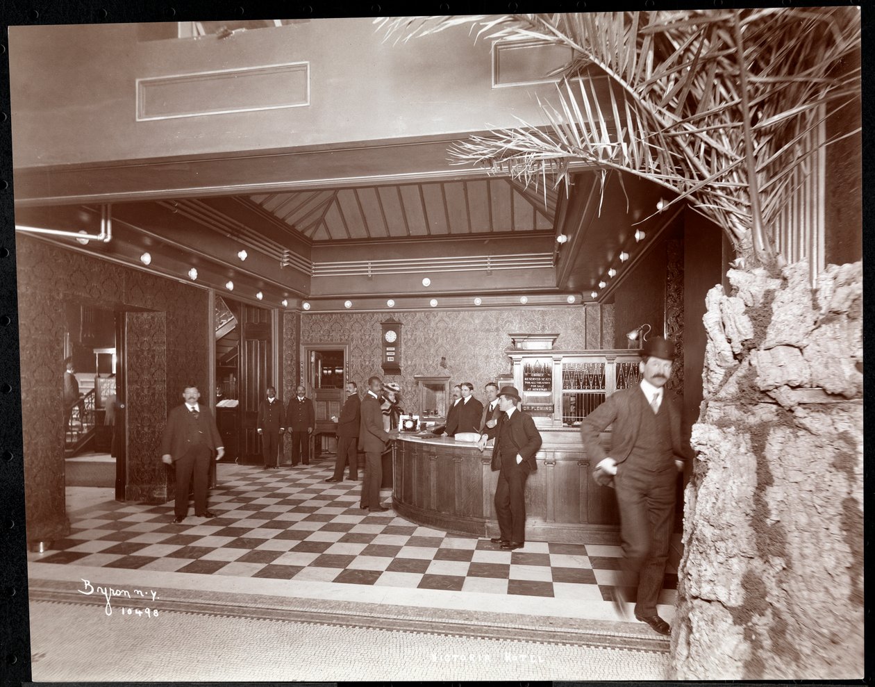 Victoria-hotellin aula ja rekisteröintipöytä, 1900 tai 1901 (hopeagelatiiniprintti) tekijältä Byron Company