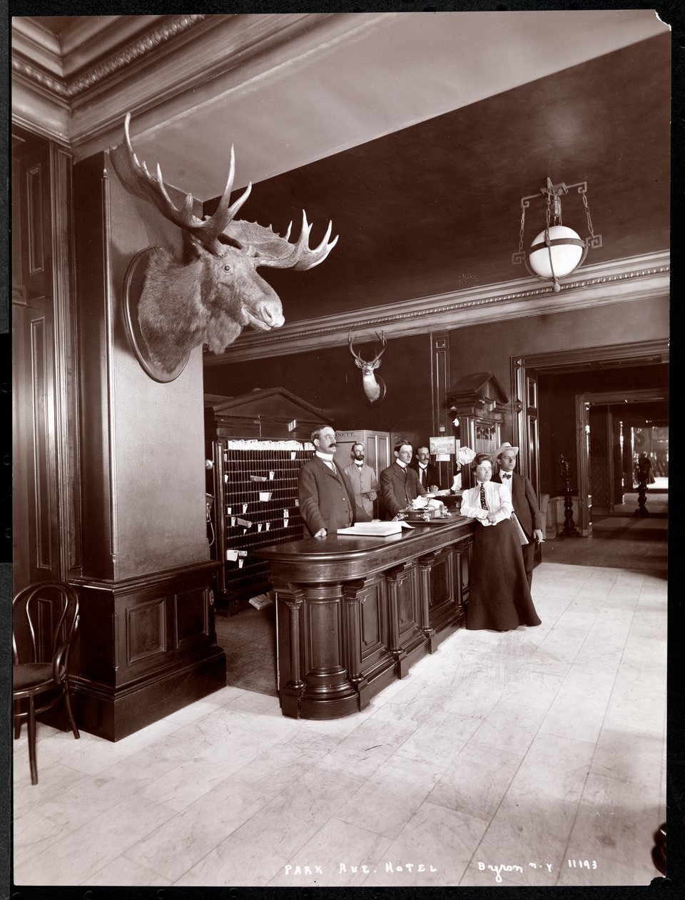Park Avenue -hotellin aula ja kirjautumistiski, 1901 tai 1902 (hopeagelatiinipaino). tekijältä Byron Company