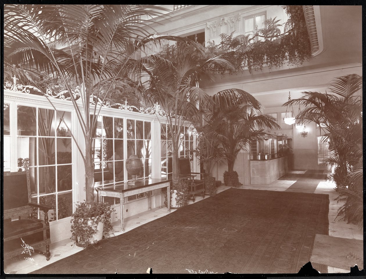 Ritz-Carlton-hotellin aula ja rekisteröintipöytä, n. 1910-1911 (hopeagelatiiniprintti) tekijältä Byron Company
