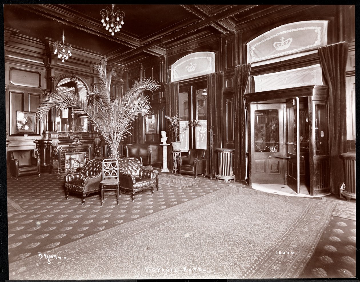 Hotel Victorian aula, 1901 tai 1902 (hopeagelatiiniprintti) tekijältä Byron Company