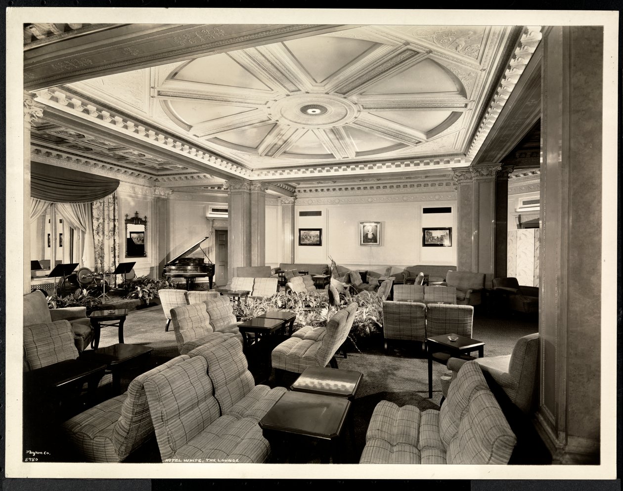 Loungesta katsottuna itään Hotel White, 37th Streetin ja Lexingtonin kulma, New York, 8. maaliskuuta 1937 (hopeagelatiinivedos). tekijältä Byron Company