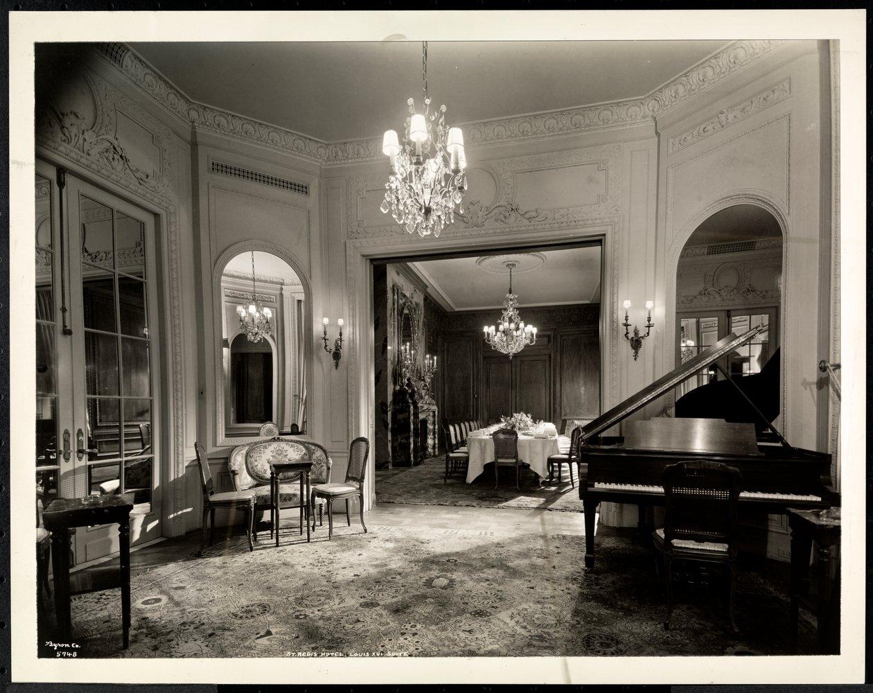 Ludvig XVI -sviitin musiikkihuone Hotel St. Regisissä, 1937 (hopeagelatiiniprintti) tekijältä Byron Company