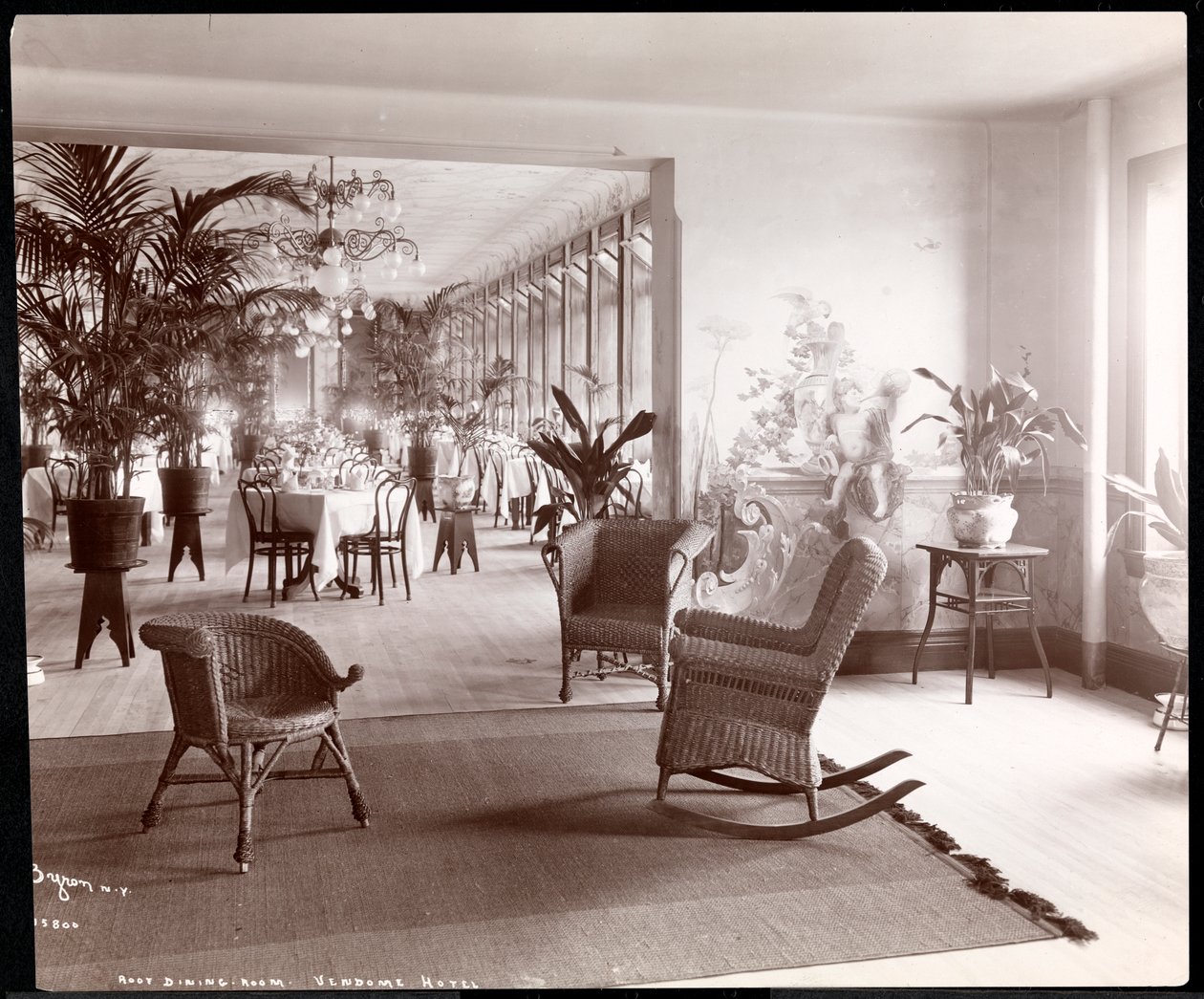 Katon ruokasali Vendome-hotellissa, 1903 (hopeagelatiiniprintti) tekijältä Byron Company