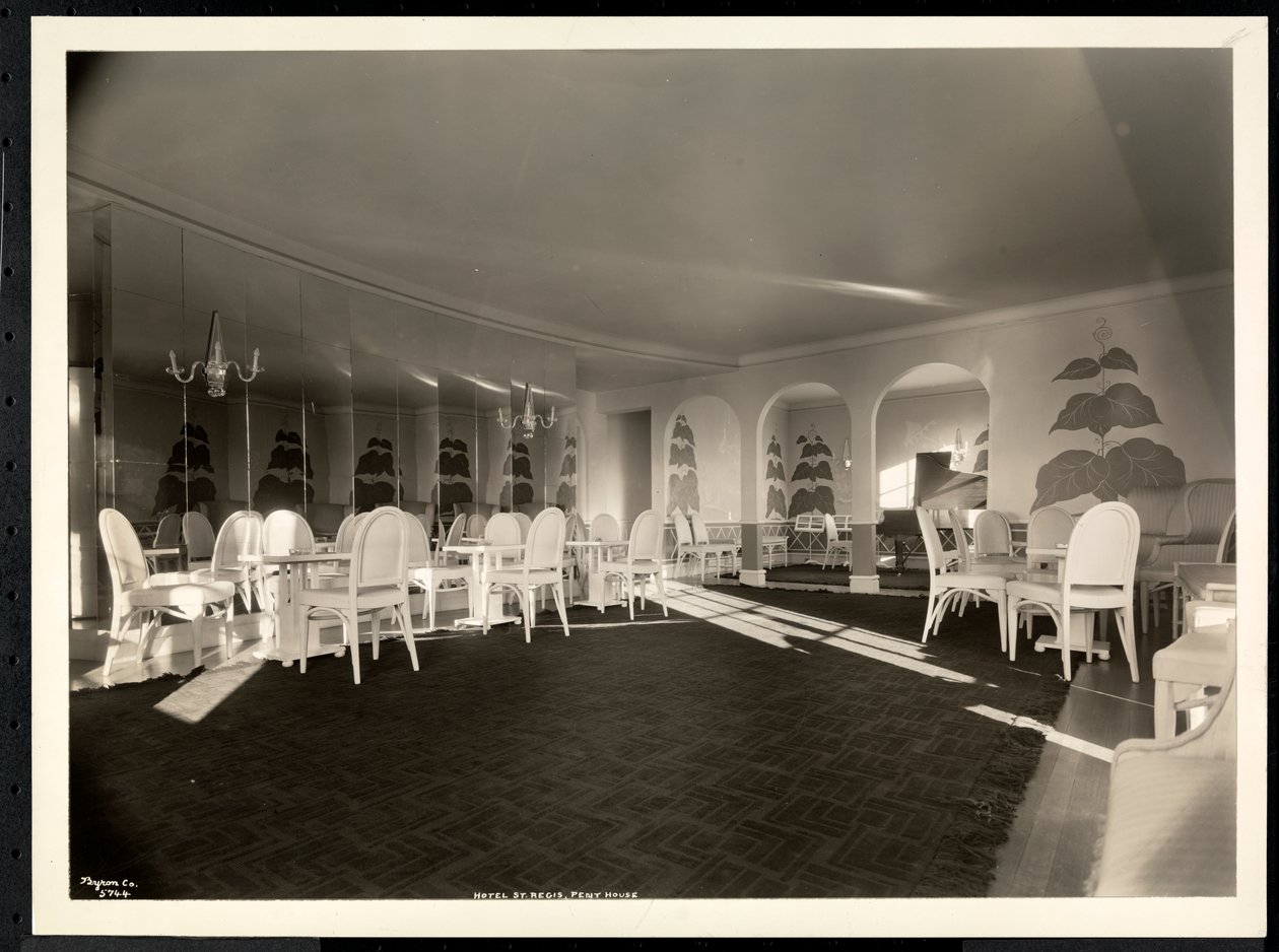 Hotel St. Regisin kattohuoneiston lounaishuone, 1937 (hopeagelatiiniprintti) tekijältä Byron Company
