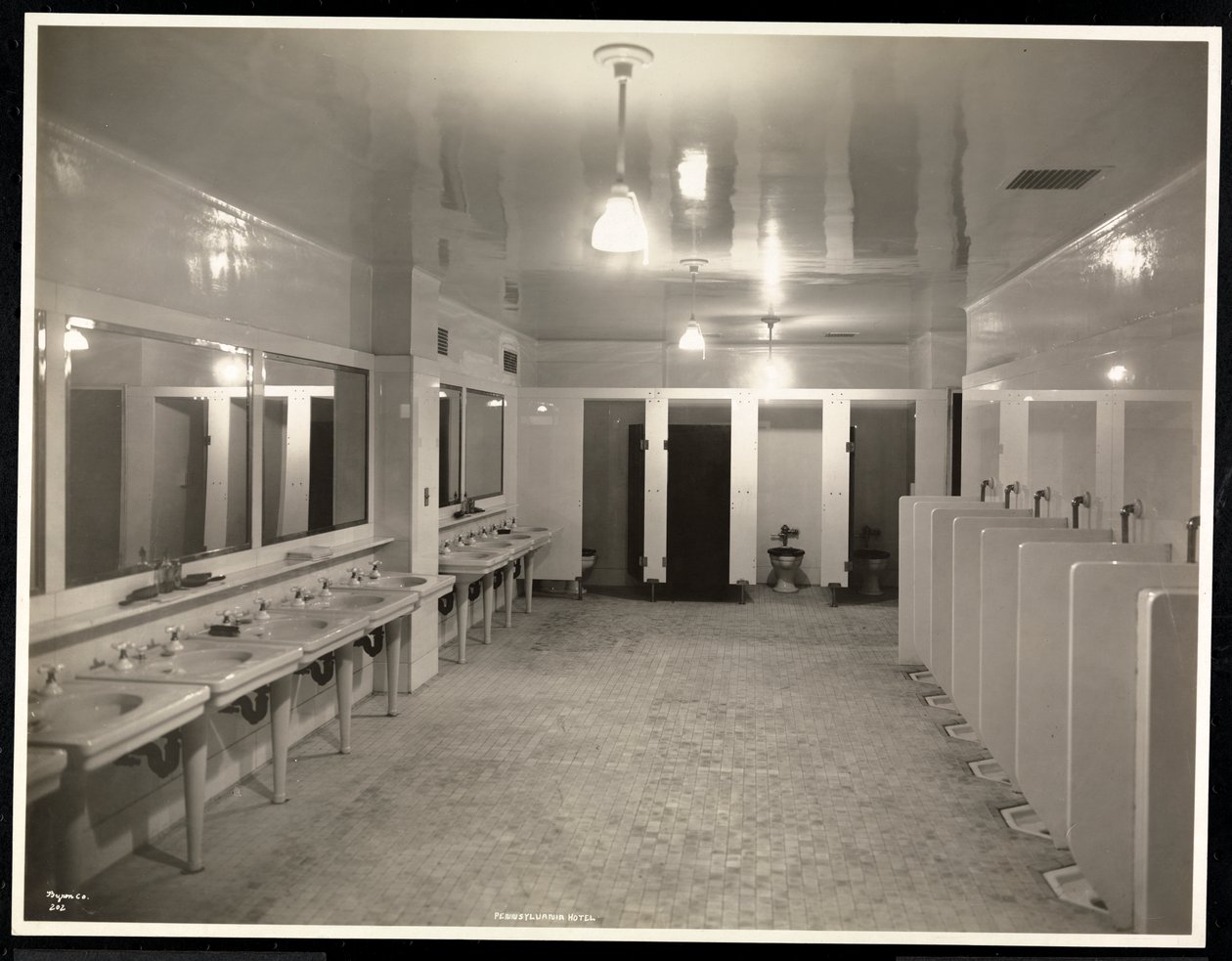 WC:t Hotel Pennsylvaniassa, 1918 (hopeagelatiiniprintti) tekijältä Byron Company