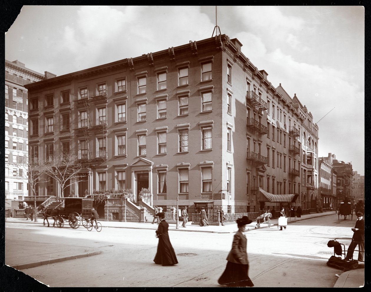 Näkymä Hotel Kensingtonista Fifth Avenuella, lähellä Washington Squarea, New York, 1904 (hopeagelatiiniprintti) tekijältä Byron Company
