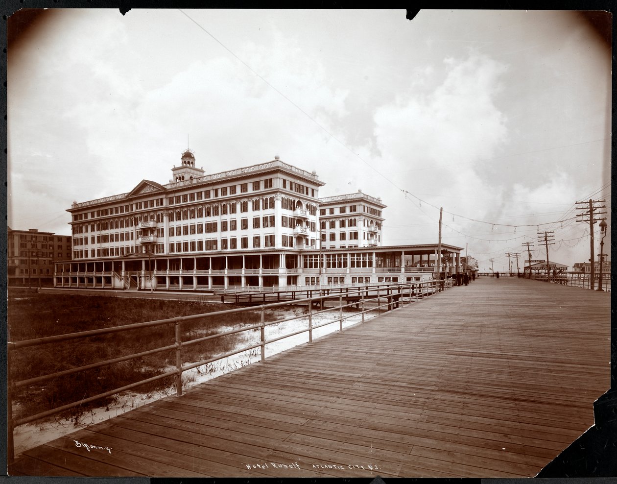 Näkymä Hotel Rudolfista, Atlantic City, New Jersey, 1908 (hopeagelatiiniprintti) tekijältä Byron Company