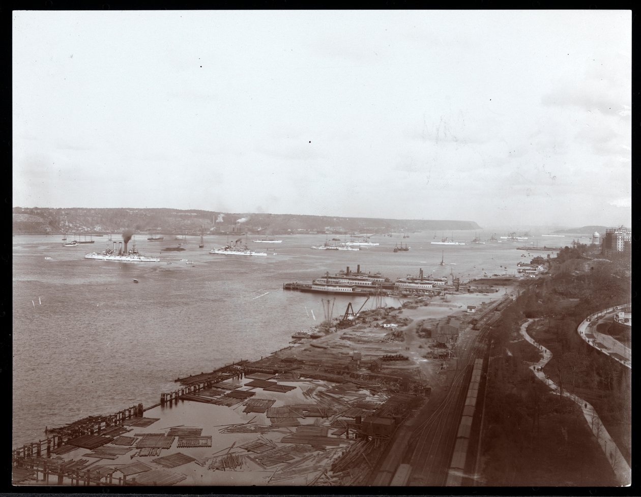 Näkymä Yhdysvaltain sotalaivoista Hudson-joella prinssi Louisin Battenbergin vierailun aikana, 1905 (hopeagelatiiniprintti) tekijältä Byron Company