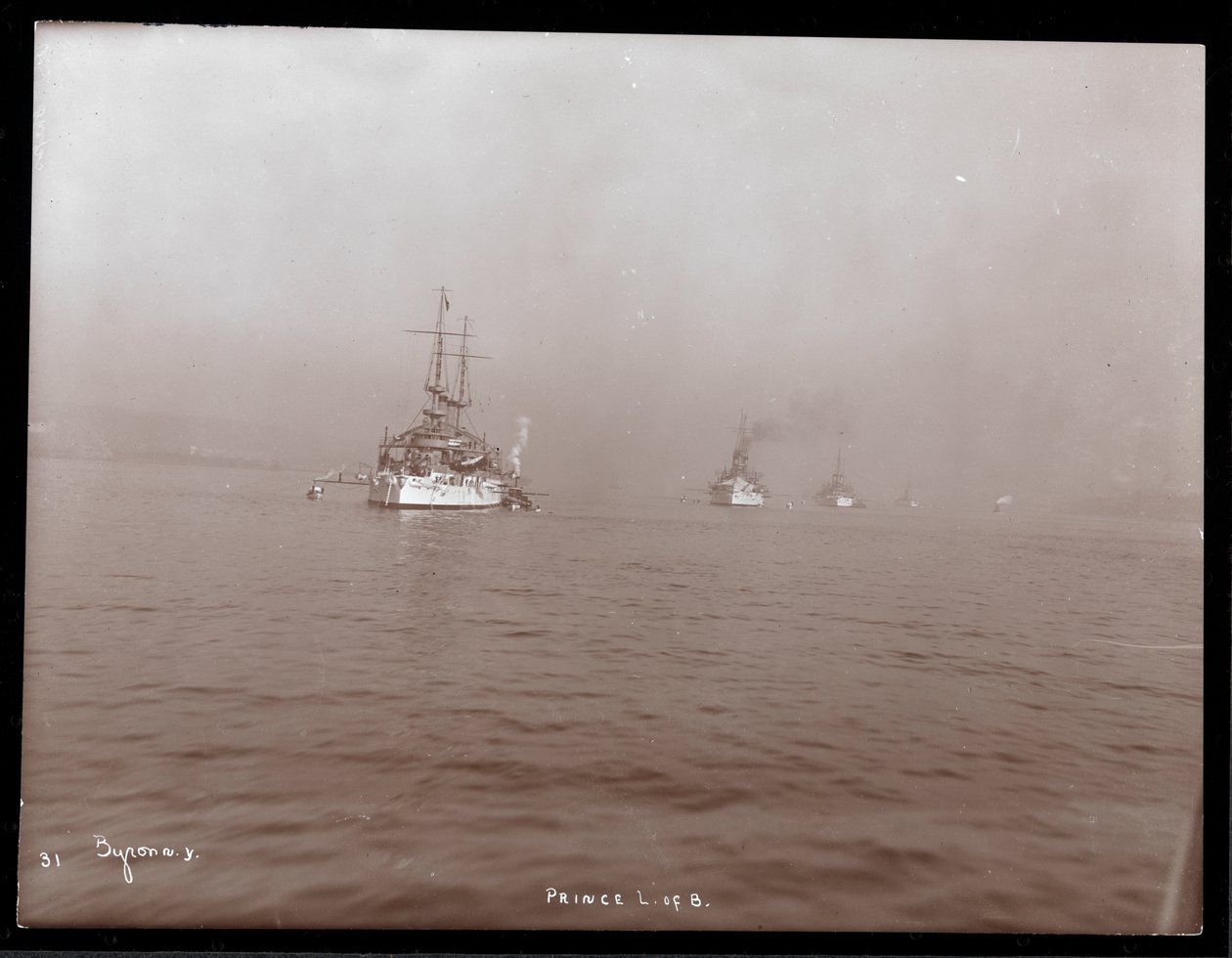 Näkymä Yhdysvaltain sotalaivojen karavaanista Hudson-joella sumussa Battenbergin prinssi Louisin vierailun aikana, 1905 (hopeagelatiiniprintti) tekijältä Byron Company