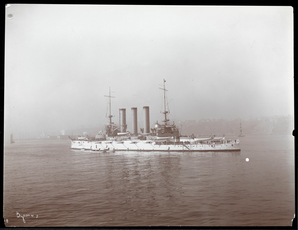 Näkymä sotilasaluksesta, oletettavasti Hudson-joella lähellä West Pointia Battenbergin prinssi Louisin vierailun yhteydessä, 1905 (hopeagelatiiniprintti) tekijältä Byron Company
