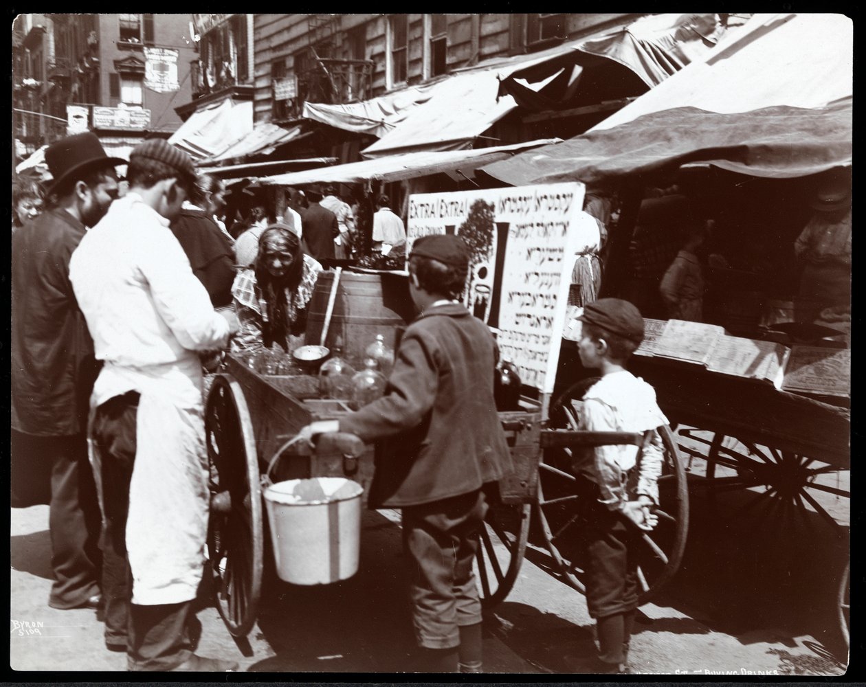 Näkymä lapsista, jotka ostavat juomia kauppiaalta Hester Streetillä, New Yorkissa, 1898 (hopeagelatiiniprintti) tekijältä Byron Company