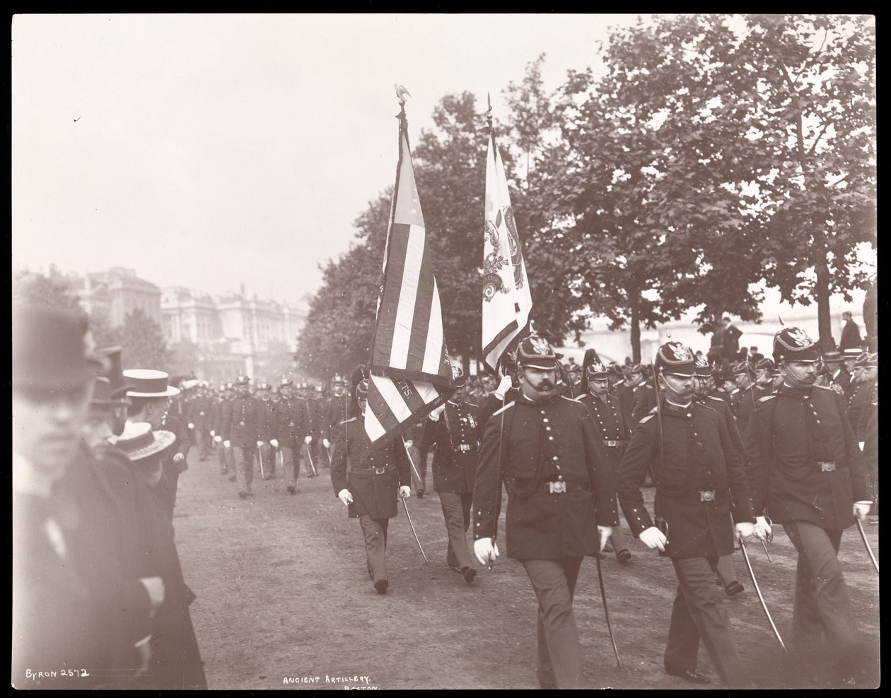 Näkymä Bostonin muinaisesta tykistöstä marssimassa paraatissa Lontoossa, Englannissa, 1897 (hopeagelatiiniprintti) tekijältä Byron Company