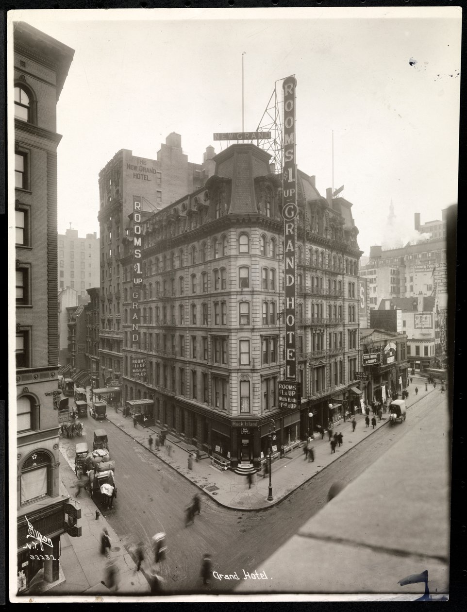 Näkymä Grand Hotel ay 31st Streetin ja Broadwayn kulmasta, New York, n.1914 (hopeagelatiinivedos). tekijältä Byron Company