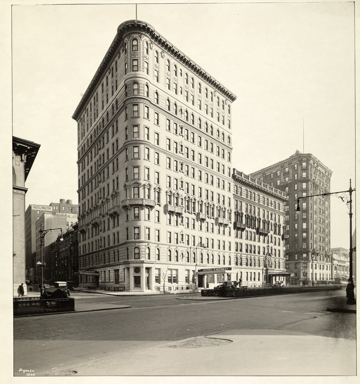 Näkymä Hotel Embassysta Broadwaylla ja 70th Streetillä, New Yorkissa, 1921 (hopeagelatiiniprintti) tekijältä Byron Company