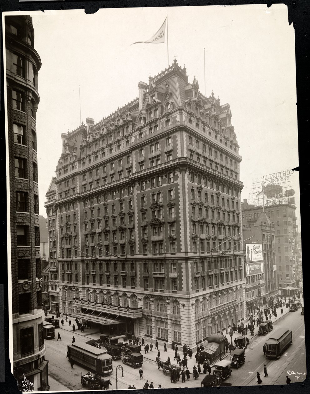 Näkymä Hotel Knickerbockerista, Broadway ja 42nd Street, New York, 1912 (hopeagelatiiniprintti) tekijältä Byron Company
