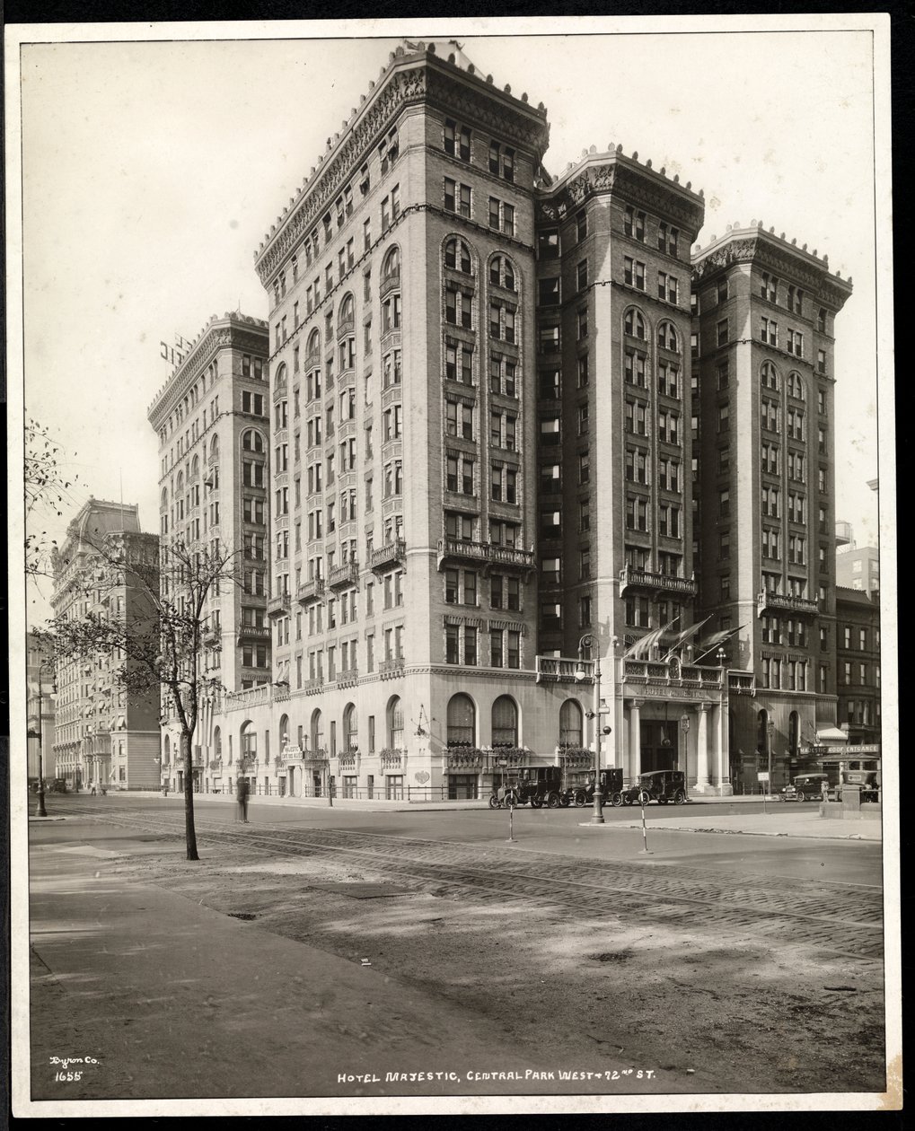 Näkymä Hotel Majesticiin 72nd Streetillä Central Park Westin toiselta puolelta, New York, 1920 (hopeagelatiinivedos). tekijältä Byron Company