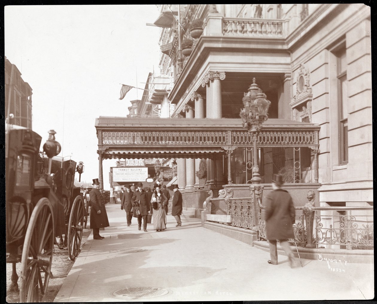 Näkymä Manhattan-hotelliin 42nd Streetin ja Madison Avenuen kulmassa, New York, 1900 tai 1901 (hopeagelatiinivedos). tekijältä Byron Company