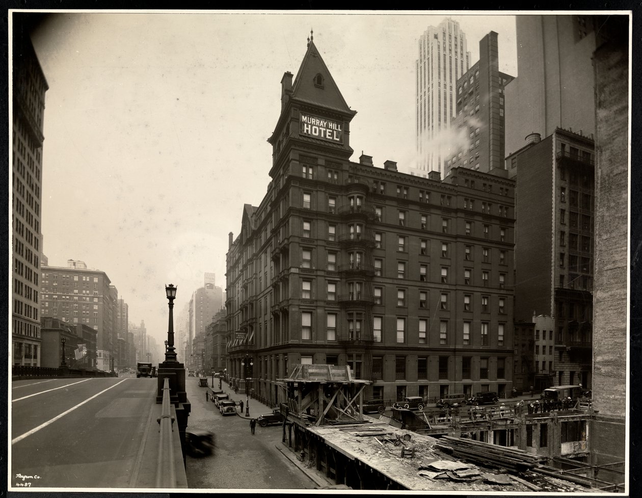 Näkymä Murray Hill -hotellille, Park Avenuelle ja 40th Streetille, New Yorkissa, Park Avenuen maasiltalta, 1931 (hopeagelatiiniprintti) tekijältä Byron Company