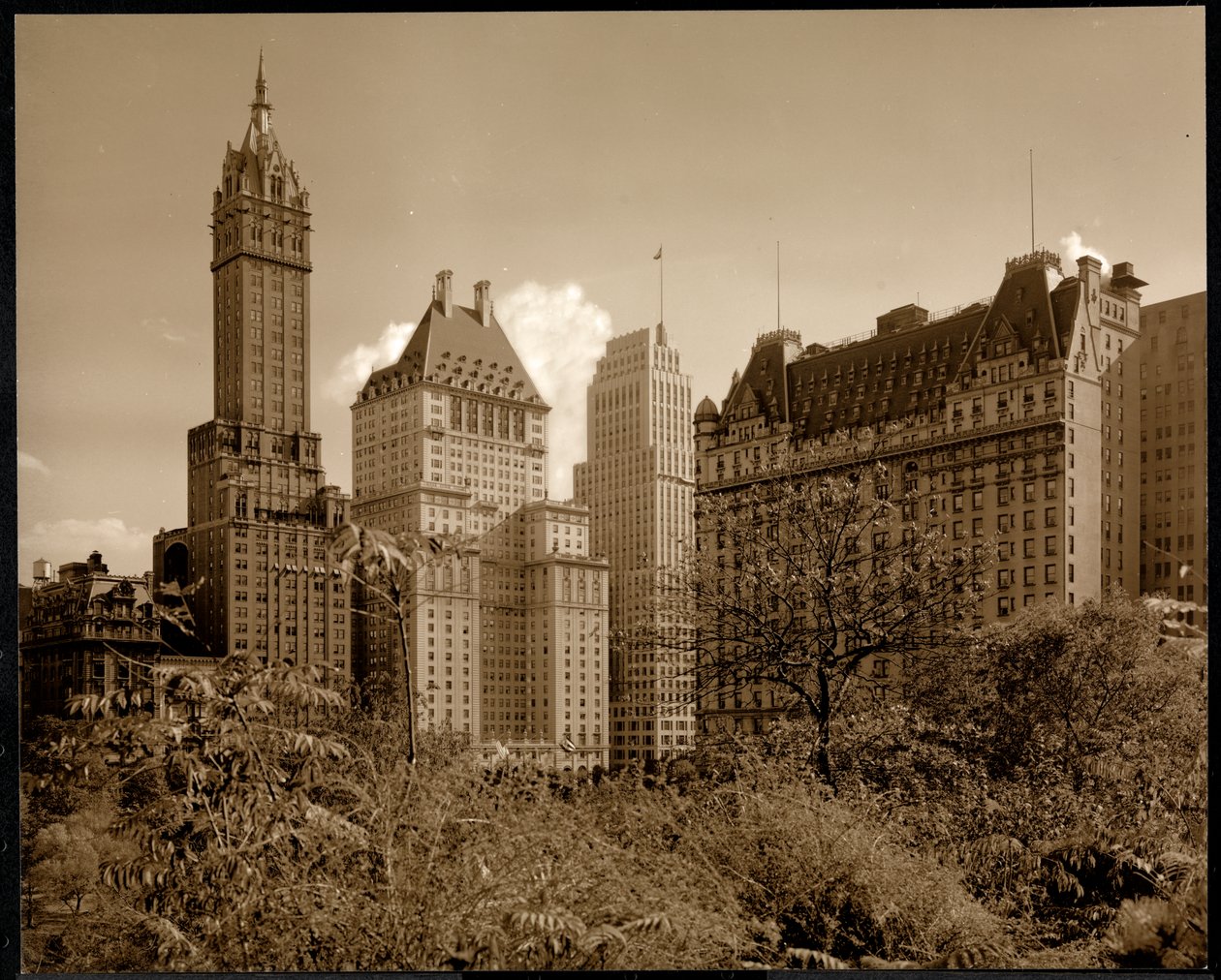 Näkymä Savoy Plaza -hotellista, 59th Street ja Fifth Avenue, New York, n. 1937 (hopeagelatiiniprintti) tekijältä Byron Company