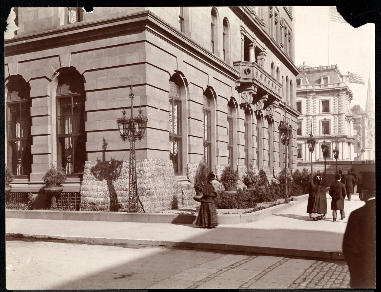Näkymä Waldorf Astoria -hotellista ja J. J. Astor -asunnosta 5th Avenuella osoitteessa 33rd and 34th Street, New York, 1895 (hopeagelatiiniprintti) tekijältä Byron Company