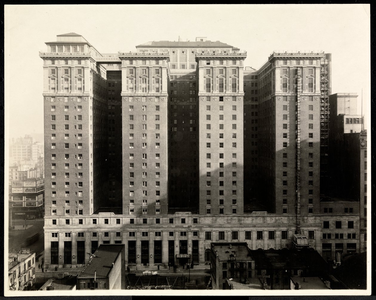Näkymä Hotel Pennsylvanian eteläpuolelta, 7th Avenue ja 32nd Street, New York, 1919 (hopeagelatiiniprintti) tekijältä Byron Company