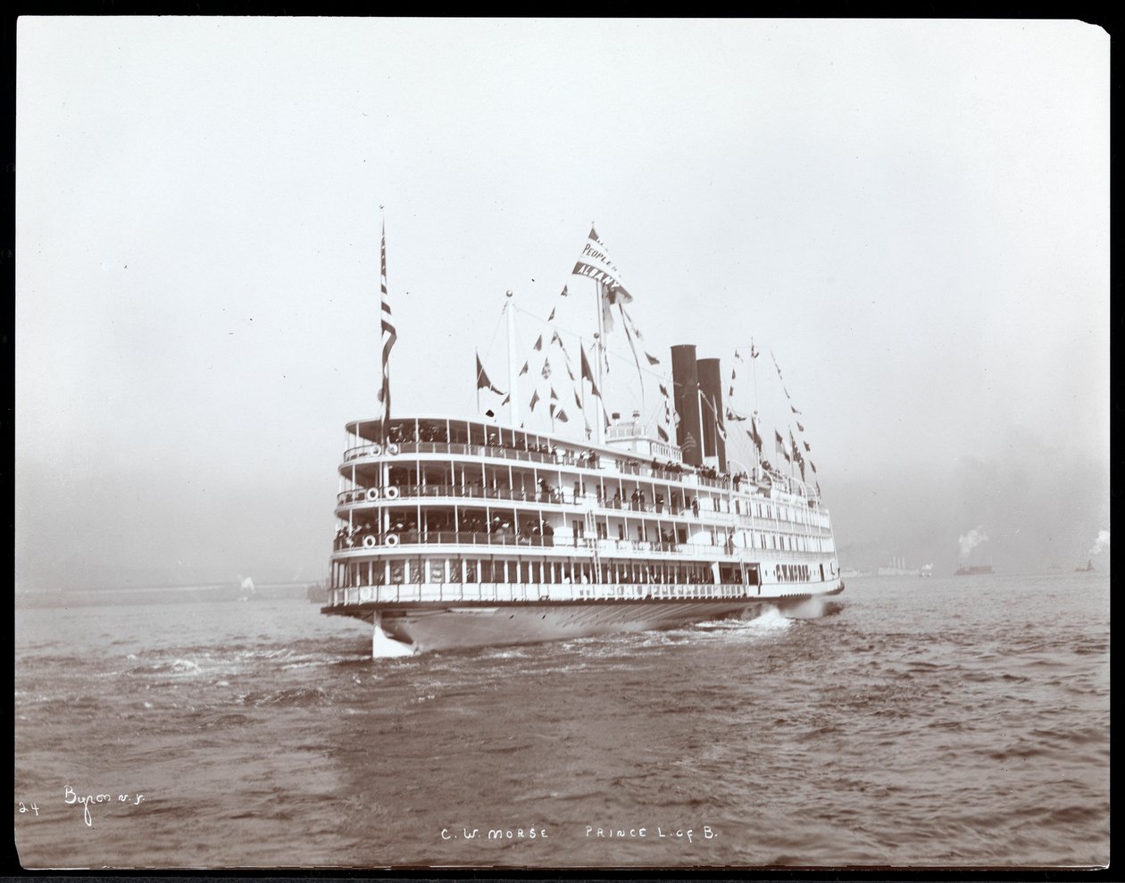 Näkymä höyrylaivasta C.W. Morse, oletettavasti Hudson-joella lähellä West Pointia Battenbergin prinssi Louisin vierailun yhteydessä, 1905 (hopeagelatiiniprintti) tekijältä Byron Company