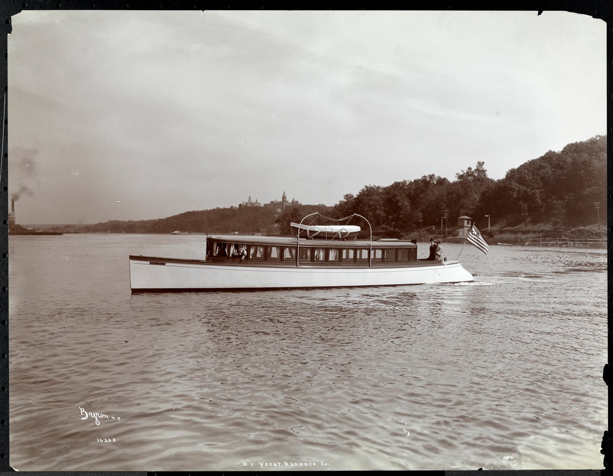 Näkymä jahti Delicia of the New York Yacht, Launch und Engine Co.:sta Hudson-joella lähellä Morris Heightsia, New York, 1903 (hopeagelatiiniprintti) tekijältä Byron Company